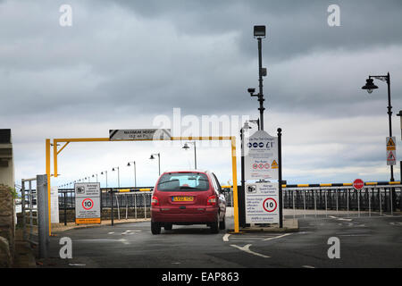 Auto bezahlen Maut Ryde Pier eingeben Stockfoto