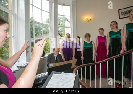 Ein Chor unterhaltsam ein Heaton Cooper Künstler Veranstaltung, gesponsert von Rathbones bei Brathay, 3. Juli 2014. Stockfoto