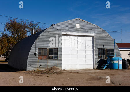 alten Nissen Quonset Hütte als Garage in Bengough Saskatchewan Kanada Stockfoto