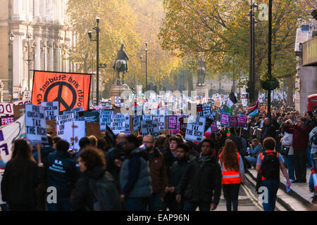 London, UK. 19. November 2014. Tausende von Studenten marschieren durch die Londoner, gefordert, dass Studiengebühren von der Regierung verschrottet werden. Bild: Studenten strömen hinunter Whitehall auf ihrem Weg nach Old Palace Yard. Bildnachweis: Paul Davey/Alamy Live-Nachrichten Stockfoto