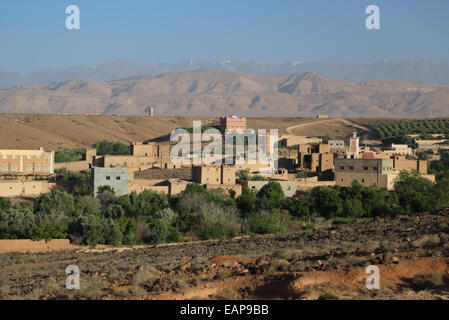 AIT Youl Dorf in der Nähe von Kalaat M'Gouna im Dades Tal in Marokko, mit den Mgoun-Bergkette in der Ferne Stockfoto