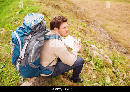 Mann mit Rucksack wandern Stockfoto