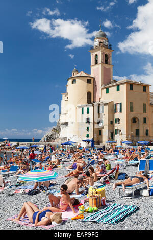 Touristen am Strand von Camogli, Ligurien, Italien. Stockfoto