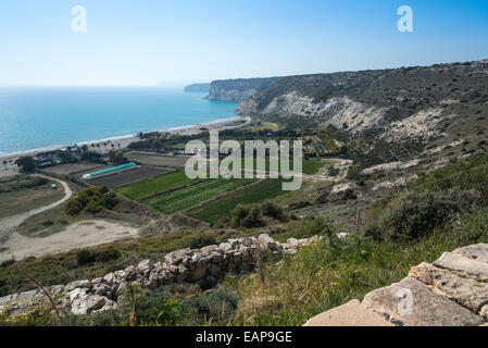 Blick über Episkopi Bay von der alten archäologischen Stätte in Kourion an der südlichen Küste von Zypern Stockfoto