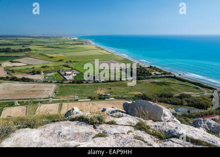 Blick über Episkopi Bay von der alten archäologischen Stätte in Kourion an der südlichen Küste von Zypern Stockfoto