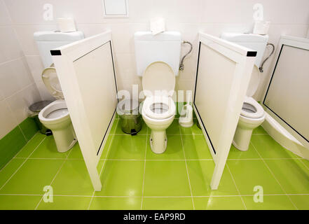 Kleinen Toiletten für Kinder in einem Kindergarten. Stockfoto