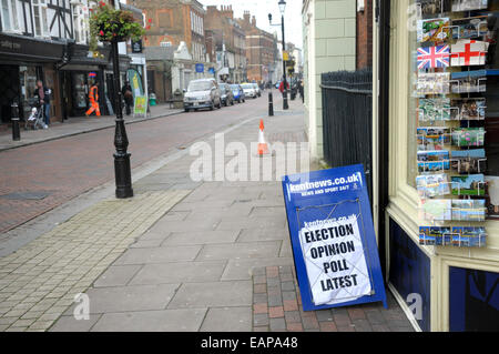 Rochester, Kent, 19. November. Rochester Stadtzentrum liegt sehr ruhig am Vortag die Nachwahl. Schlagzeile in der High Street News Stockfoto