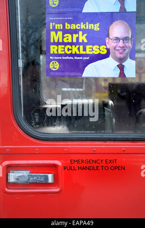 Rochester, Kent, 19. November. Rochester Stadtzentrum liegt sehr ruhig am Vortag die Nachwahl. Offenen UKIP Kampagnenbus Stockfoto