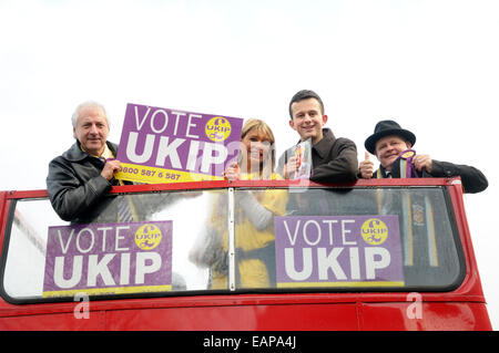 Rochester, Kent, 19. November. Rochester Stadtzentrum liegt sehr ruhig am Vortag die Nachwahl. Offenen UKIP Kampagnenbus Stockfoto