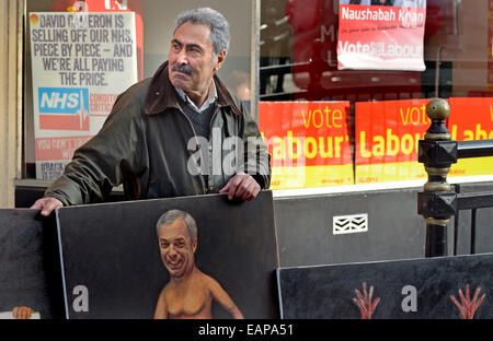 Rochester, Kent, 19. November. Rochester Stadtzentrum liegt sehr ruhig am Tag vor der Wahl. Politischer Künstler Kaya Mar zeigt seine Bilder von Miliband, Farage und Cameron Stockfoto