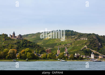 Blick über den Rhein nach Burg Stahleck Castle, Wernerkapelle und Weinberge am Hang oberhalb Bacharach am Rhein, Deutschland Stockfoto