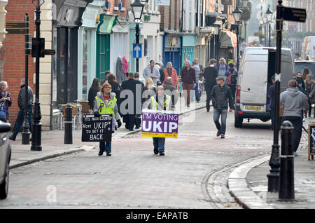 Rochester, Kent, 19. November. Rochester Stadtzentrum liegt sehr ruhig am Vortag die Nachwahl. Die UKIP Unterstützer Stockfoto