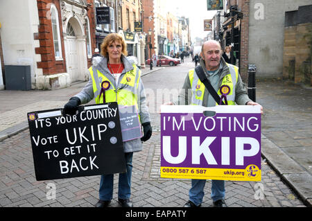 Rochester, Kent, 19. November. Rochester Stadtzentrum liegt sehr ruhig am Vortag die Nachwahl. Die UKIP Unterstützer Stockfoto