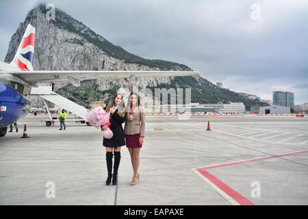 Gibraltar. 19. November 2014. Erste Prinzessin in der Miss Gibraltar Festzug Kristy Torres zurückgegeben von der Teilnahme an der Miss International Schönheitswettbewerb Wettbewerb in Tokio, Japan. Sie wurde von ehemalige Miss World Kianne Aldorino erfüllt, der jetzt die stellvertretende Bürgermeisterin von Gibraltar. Bildnachweis: Stephen Ignacio/Alamy Live-Nachrichten Stockfoto