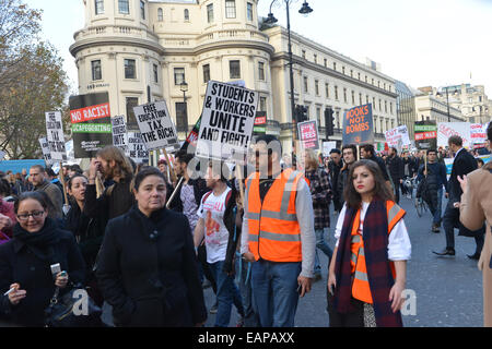 Westminster, London, UK. 19. November 2014. Die Schüler-Demo gegen Studiengebühren und Bildung schneidet Märschen durch die Londoner. Bildnachweis: Matthew Chattle/Alamy Live-Nachrichten Stockfoto