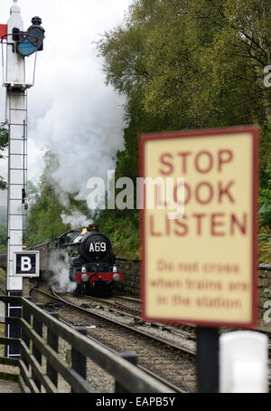 Ankunft am Bahnhof Goathland auf der North Yorkshire Moors Railway, gezogen von GWR Dampfzug Lok Nr. 5029 Nunney Castle. Stockfoto