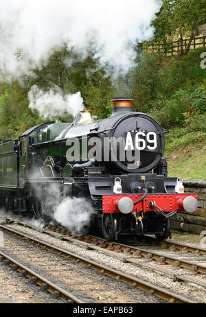 Ankunft am Bahnhof Goathland auf der North Yorkshire Moors Railway, gezogen von GWR Dampfzug Lok Nr. 5029 Nunney Castle. Stockfoto