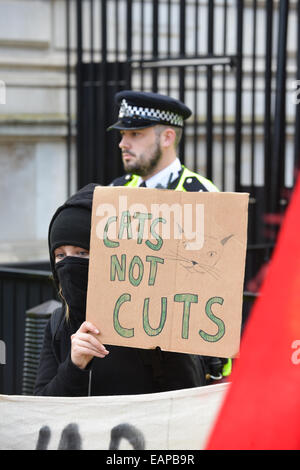 Westminster, London, UK. 19. November 2014. Der Marsch hält vor Downing Street, wie es entlang Whitehall geht.  Die Schüler-Demo gegen Studiengebühren und Bildung schneidet Märschen durch die Londoner. Bildnachweis: Matthew Chattle/Alamy Live-Nachrichten Stockfoto