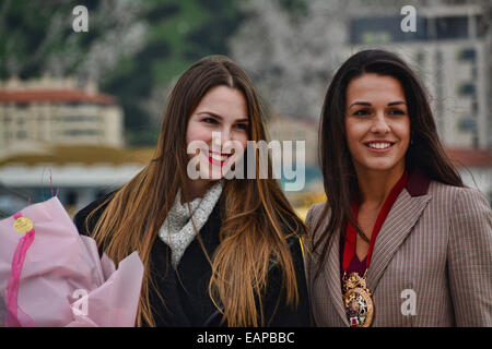 Gibraltar. 19. November 2014. Erste Prinzessin in der Miss Gibraltar Festzug Kristy Torres zurückgegeben von der Teilnahme an der Miss International Schönheitswettbewerb Wettbewerb in Tokio, Japan. Sie wurde von ehemalige Miss World Kianne Aldorino erfüllt, der jetzt die stellvertretende Bürgermeisterin von Gibraltar. Bildnachweis: Stephen Ignacio/Alamy Live-Nachrichten Stockfoto