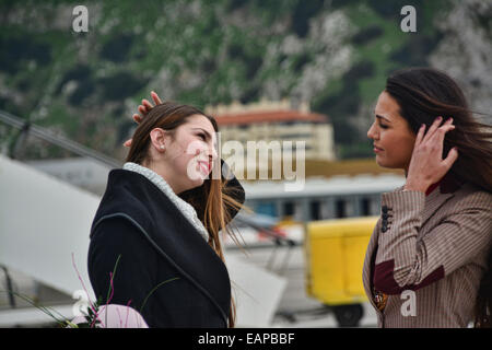 Gibraltar. 19. November 2014. Erste Prinzessin in der Miss Gibraltar Festzug Kristy Torres zurückgegeben von der Teilnahme an der Miss International Schönheitswettbewerb Wettbewerb in Tokio, Japan. Sie wurde von ehemalige Miss World Kianne Aldorino erfüllt, der jetzt die stellvertretende Bürgermeisterin von Gibraltar. Bildnachweis: Stephen Ignacio/Alamy Live-Nachrichten Stockfoto