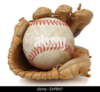 Isoliert in der Nähe bis eine abgenutzte Softball und Vintage Baseballhandschuh Stockfoto