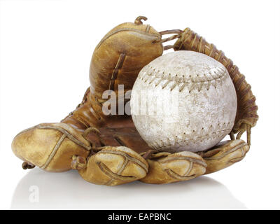 Gut gebrauchte Fanghandschuh mit zerfetzten softball Stockfoto