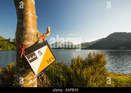 Ein Kajak-OL-Schild an Ullswater im Lake District, UK. Stockfoto