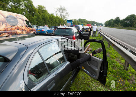 Verkehr im Stillstand / aufgrund der Vorfall sich nicht bewegen. Warten Fahrer / Passagiere verlassen haben Autos & Fahrzeuge zu Fragen, auf die Straße Stockfoto