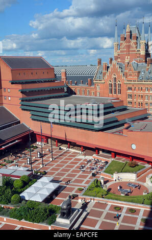 Vorplatz, Cafe-Bereich, Tischtennis, Eingang, British Library, St. Pancras, London, England, UK Europe. Bahnhof St. Pancras Stockfoto