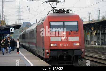 Deutsche Bahn IC (InterCity) Personenzug aus Solingen auf dem Weg nach Köln. Stockfoto