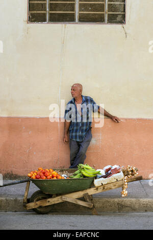 MATANZAS, Kuba - 10. Mai 2014: Frucht Hausierer Wartezeiten für Kunden auf der Schattenseite der Straße Stockfoto