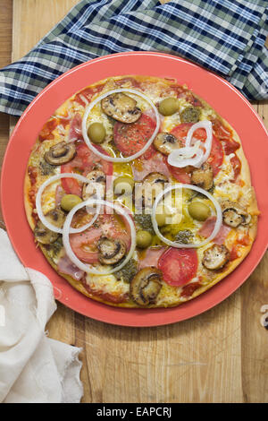 leckere Pizza, dünne Kruste, mit Mozzarella und verschiedene Gemüse. Stockfoto