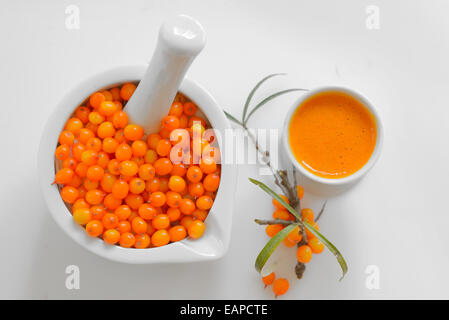 Sanddorn-Beeren und Saft isoliert Stockfoto