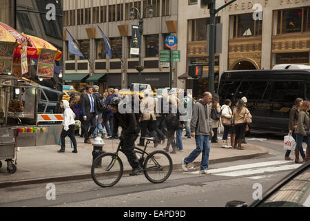 5th Avenue in Midtown Manhattan ist immer mit Fußgängern & Straße Verkehr verstopft. Stockfoto