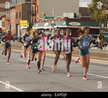 2014-NY-City-Marathon: weibliche Spitzenreiter Kreuzfahrt entlang 4th Avenue in Brooklyn. Stockfoto