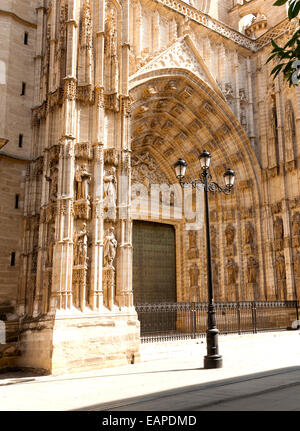 Detail der geschnitzten Mauerwerk der Kathedrale Fassade mit Statuen von Heiligen, Sevilla, Spanien Stockfoto