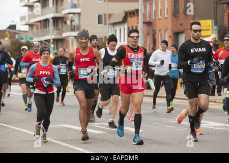 2014 New York City Marathon Läufer fahren Sie entlang der 4th Avenue in Brooklyn. Stockfoto