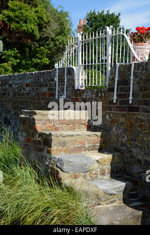 Schritte und das Tor in den Deich am Bosham in West Sussex. England Stockfoto