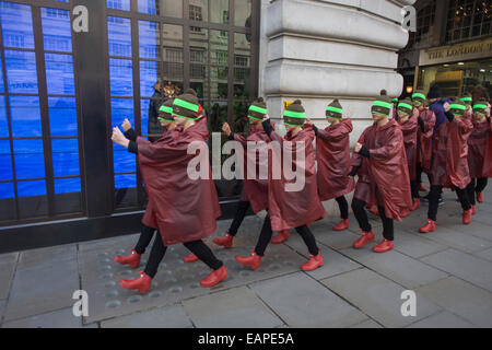 London, UK. 19. November 2014. Tänzerinnen für das britische Unternehmen Hunter führen eine choreographierten Tanz-Routine starten offiziell die Marke neuen Flagshipstore in der Londoner Regent Street. Achtundzwanzig Tänzer gestoppt Shopper mit ihrer Produktion "Singin ' in the Rain." Bildnachweis: Richard Baker / Alamy Live News. Stockfoto