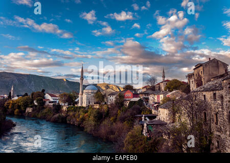 Mostar in Bosnien und Herzegowina Altstadtblick Fluss Neretva von Stari Most oder alte Brücke Stockfoto