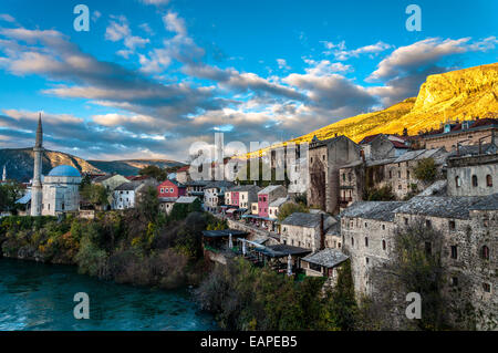 Mostar in Bosnien und Herzegowina Altstadtblick Fluss Neretva von Stari Most oder alte Brücke Stockfoto