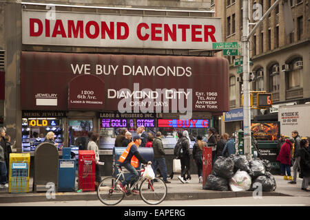 47th Street zwischen 5. & 6. Avenue, bekannt als die "Diamond District" ist der Ort, um kaufen und verkaufen Schmuck & Edelmetalle. N Stockfoto