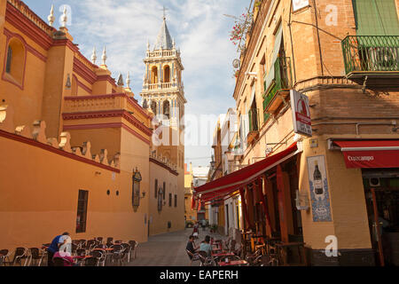 Cafe und Gasse von der Iglesia de Santa Ana, Triana, Sevilla, Spanien Stockfoto