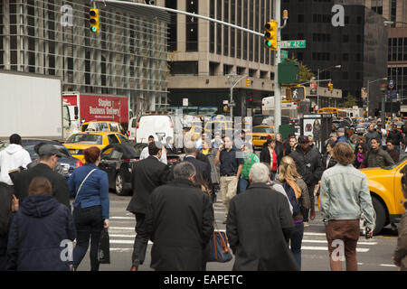 Avenue of the Americas (6th Avenue) ist immer mit Fußgänger und Straßenverkehr von Bryant Park, 42nd Street, NYC voll. Stockfoto