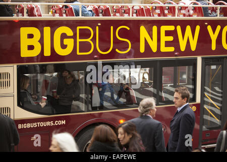 5th Avenue an der 42nd Street gehört zu den am meisten ständig überfüllten Ecken in New York City. Stockfoto