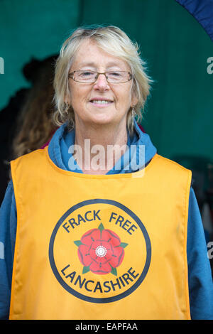 Demonstranten mit einem Protest-Banner gegen Fracking an einem Bauernhof Standort am kleinen Plumpton in der Nähe von Blackpool, Lancashire, UK, wo der Rat zum ersten Mal im Vereinigten Königreich erteilt Baugenehmigung für gewerbliche Fracking her Schiefergas durch Cuadrilla. Stockfoto