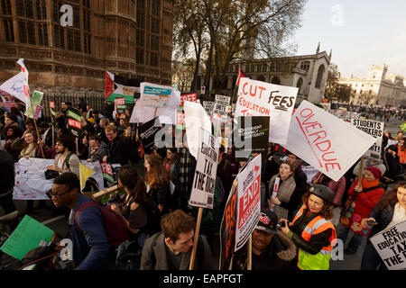 London, UK. 19. November 2014. studentischen Demonstranten marschieren zum Bundesplatz. Bildnachweis: Lewis Inman/Alamy Live-Nachrichten Stockfoto