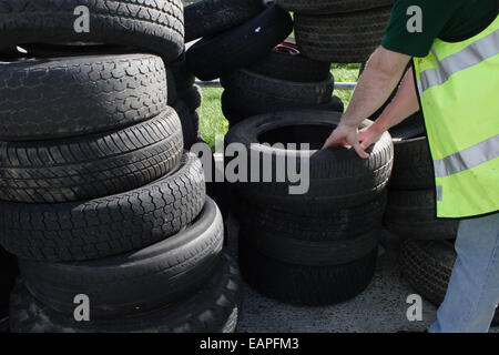 Annehmlichkeit Tipp & recycling, Arbeiter, die Auswahl der Reifen Stockfoto