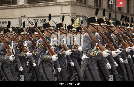 Veterans Day Parade, 5th Ave., New York City. West Point US Military Academy Studenten marschieren in die Parade. Stockfoto