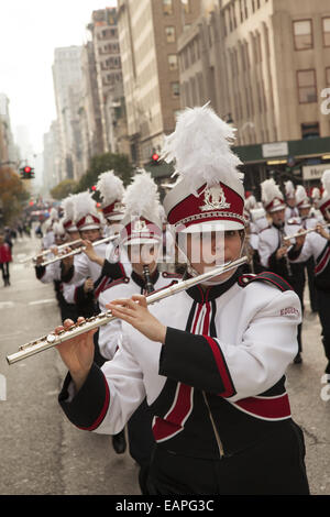 High School marschierendes Band marschiert, 5th Ave., bei der Veterans Day Parade in New York City. Stockfoto